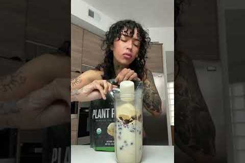 High protein, nutrient packed vegan smoothie 😍 use “bianca” to save on VedgeNutrition.com