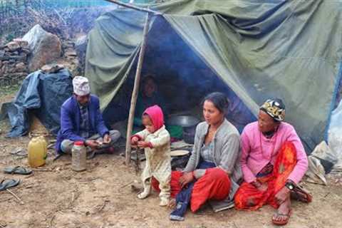 Nepali Himalayan village family eating lunch by cooking roti and Chutney..||natural hilly kitchen||
