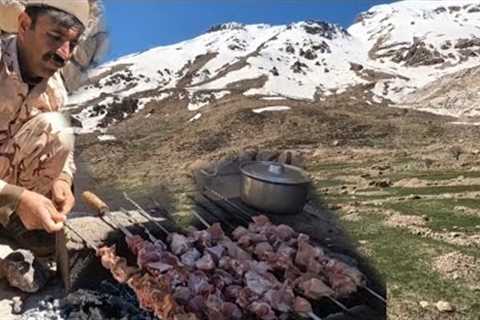 A nomadic family in the mountains that grows edible plants: Iranian Nomads 2023