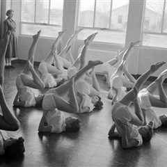 100 Years Of Yoga Through Amazing Vintage Photos (Featuring Woodstock And Marilyn Monroe)